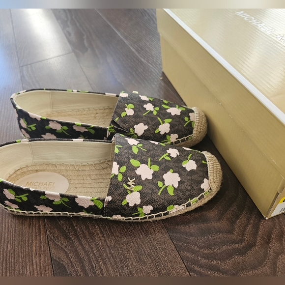 Authentic Michael Kors Slip-on Size 6 - Picture 5 of 6